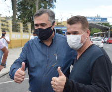 O Paraná começou a vacinar trabalhadores portuários e aeroportuários contra a Covid-19 nesta sexta-feira (28). As doses da vacina AstraZeneca/Fiocruz destinadas a estes grupos foram enviadas pelo Ministério da Saúde nesta semana. -  Paranaguá, 28/05/2021  -  Foto: Américo Antonio/SESA