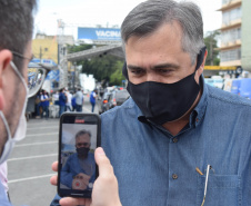 O Paraná começou a vacinar trabalhadores portuários e aeroportuários contra a Covid-19 nesta sexta-feira (28). As doses da vacina AstraZeneca/Fiocruz destinadas a estes grupos foram enviadas pelo Ministério da Saúde nesta semana. -  Paranaguá, 28/05/2021  -  Foto: Américo Antonio/SESA