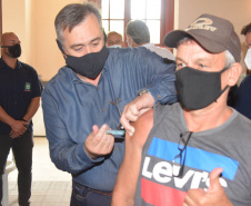 O Paraná começou a vacinar trabalhadores portuários e aeroportuários contra a Covid-19 nesta sexta-feira (28). As doses da vacina AstraZeneca/Fiocruz destinadas a estes grupos foram enviadas pelo Ministério da Saúde nesta semana. -  Paranaguá, 28/05/2021  -  Foto: Américo Antonio/SESA