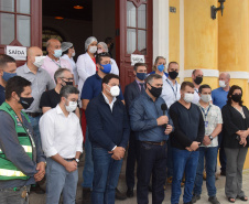 O Paraná começou a vacinar trabalhadores portuários e aeroportuários contra a Covid-19 nesta sexta-feira (28). As doses da vacina AstraZeneca/Fiocruz destinadas a estes grupos foram enviadas pelo Ministério da Saúde nesta semana. -  Paranaguá, 28/05/2021  -  Foto: Américo Antonio/SESA
