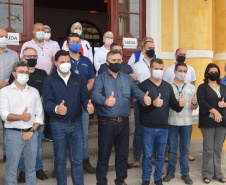 O Paraná começou a vacinar trabalhadores portuários e aeroportuários contra a Covid-19 nesta sexta-feira (28). As doses da vacina AstraZeneca/Fiocruz destinadas a estes grupos foram enviadas pelo Ministério da Saúde nesta semana. -  Paranaguá, 28/05/2021  -  Foto: Américo Antonio/SESA