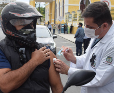 O Paraná começou a vacinar trabalhadores portuários e aeroportuários contra a Covid-19 nesta sexta-feira (28). As doses da vacina AstraZeneca/Fiocruz destinadas a estes grupos foram enviadas pelo Ministério da Saúde nesta semana. -  Paranaguá, 28/05/2021  -  Foto: Américo Antonio/SESA