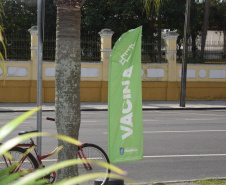 O Paraná começou a vacinar trabalhadores portuários e aeroportuários contra a Covid-19 nesta sexta-feira (28). As doses da vacina AstraZeneca/Fiocruz destinadas a estes grupos foram enviadas pelo Ministério da Saúde nesta semana. -  Paranaguá, 28/05/2021  -  Foto: Américo Antonio/SESA