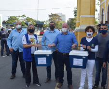 O Paraná começou a vacinar trabalhadores portuários e aeroportuários contra a Covid-19 nesta sexta-feira (28). As doses da vacina AstraZeneca/Fiocruz destinadas a estes grupos foram enviadas pelo Ministério da Saúde nesta semana. -  Paranaguá, 28/05/2021  -  Foto: Américo Antonio/SESA