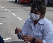 O Paraná começou a vacinar trabalhadores portuários e aeroportuários contra a Covid-19 nesta sexta-feira (28). As doses da vacina AstraZeneca/Fiocruz destinadas a estes grupos foram enviadas pelo Ministério da Saúde nesta semana. -  Paranaguá, 28/05/2021  -  Foto: Américo Antonio/SESA