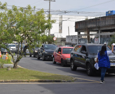 O Paraná começou a vacinar trabalhadores portuários e aeroportuários contra a Covid-19 nesta sexta-feira (28). As doses da vacina AstraZeneca/Fiocruz destinadas a estes grupos foram enviadas pelo Ministério da Saúde nesta semana. -  Paranaguá, 28/05/2021  -  Foto: Américo Antonio/SESA