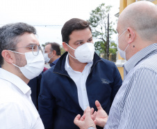 O Paraná começou a vacinar trabalhadores portuários e aeroportuários contra a Covid-19 nesta sexta-feira (28). As doses da vacina AstraZeneca/Fiocruz destinadas a estes grupos foram enviadas pelo Ministério da Saúde nesta semana.  Foto:Rodrigo Felix Leal/SEIL