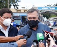 O Paraná começou a vacinar trabalhadores portuários e aeroportuários contra a Covid-19 nesta sexta-feira (28). As doses da vacina AstraZeneca/Fiocruz destinadas a estes grupos foram enviadas pelo Ministério da Saúde nesta semana.  Foto:Rodrigo Felix Leal/SEIL