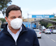 O Paraná começou a vacinar trabalhadores portuários e aeroportuários contra a Covid-19 nesta sexta-feira (28). As doses da vacina AstraZeneca/Fiocruz destinadas a estes grupos foram enviadas pelo Ministério da Saúde nesta semana.  Foto:Rodrigo Felix Leal/SEIL