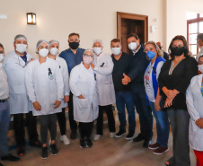 O Paraná começou a vacinar trabalhadores portuários e aeroportuários contra a Covid-19 nesta sexta-feira (28). As doses da vacina AstraZeneca/Fiocruz destinadas a estes grupos foram enviadas pelo Ministério da Saúde nesta semana.  Foto:Rodrigo Felix Leal/SEIL