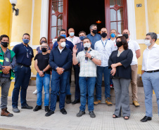 O Paraná começou a vacinar trabalhadores portuários e aeroportuários contra a Covid-19 nesta sexta-feira (28). As doses da vacina AstraZeneca/Fiocruz destinadas a estes grupos foram enviadas pelo Ministério da Saúde nesta semana.  Foto:Rodrigo Felix Leal/SEIL