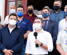 O Paraná começou a vacinar trabalhadores portuários e aeroportuários contra a Covid-19 nesta sexta-feira (28). As doses da vacina AstraZeneca/Fiocruz destinadas a estes grupos foram enviadas pelo Ministério da Saúde nesta semana.  Foto:Rodrigo Felix Leal/SEIL