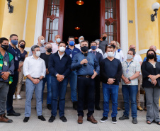 O Paraná começou a vacinar trabalhadores portuários e aeroportuários contra a Covid-19 nesta sexta-feira (28). As doses da vacina AstraZeneca/Fiocruz destinadas a estes grupos foram enviadas pelo Ministério da Saúde nesta semana.  Foto:Rodrigo Felix Leal/SEIL