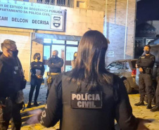 Polícia Civil dispersa aglomeração em bar e prende 9 pessoas durante fiscalização na capital. A ação faz parte da fiscalização da Polícia Civil referente ao Decreto Estadual nº 7.716/21 do Governo do Estado, que estabelece medidas restritivas por conta da pandemia. -  Curitiba, 29/05/2021  -  Foto: Polícia Civil do Paraná/SESP/PR