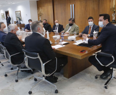 O governador Carlos Massa Ratinho Junior formalizou nesta segunda-feira (31) o repasse de R$ 2,45 milhões para um projeto do Hospital Angelina Caron, localizado em Campina Grande do Sul, na Região Metropolitana de Curitiba, para melhorar o atendimento do público idoso, que representa 35% dos pacientes da unidade. Foto: Jonathan Campos/AEN