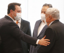 O governador Carlos Massa Ratinho Junior formalizou nesta segunda-feira (31) o repasse de R$ 2,45 milhões para um projeto do Hospital Angelina Caron, localizado em Campina Grande do Sul, na Região Metropolitana de Curitiba, para melhorar o atendimento do público idoso, que representa 35% dos pacientes da unidade. Foto: Jonathan Campos/AEN