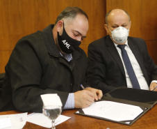 O governador Carlos Massa Ratinho Junior formalizou nesta segunda-feira (31) o repasse de R$ 2,45 milhões para um projeto do Hospital Angelina Caron, localizado em Campina Grande do Sul, na Região Metropolitana de Curitiba, para melhorar o atendimento do público idoso, que representa 35% dos pacientes da unidade. Foto: Jonathan Campos/AEN