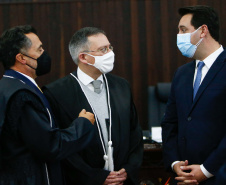 Nesta segunda-feira (31), também foi realizada a posse do novo desembargador do TJPR, Cláudio Smirne Diniz. Sua nomeação foi assinada pelo governador no dia 11 de maio. Diniz preenche a vaga aberta pela aposentadoria do desembargador Clayton Coutinho de Camargo. Foto: Jonathan Campos/AEN