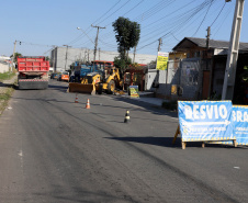 Pinhais tem rua revitalizada e constrói novas calçadas com apoio do Estado. Foto: Ari Dias/AEN