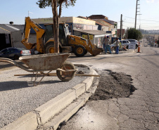 Pinhais tem rua revitalizada e constrói novas calçadas com apoio do Estado. Foto: Ari Dias/AEN