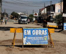 Pinhais tem rua revitalizada e constrói novas calçadas com apoio do Estado. Foto: Ari Dias/AEN