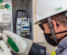 Com o programa Rede Elétrica Inteligente, a Copel trabalha para automatizar o processo de leitura do consumo de energia, o que reduzirá as emissões de carbono e os riscos de acidente com o deslocamento dos leituristas que hoje visitam mensalmente as quase 5 milhões de unidades consumidoras da concessionária de distribuição, em todo o Estado.  Foto: VALDENIR DANIEL CAVALHEIRO