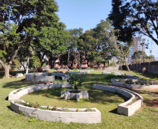 Sistema de captação de água da chuva, jardim das sensações, auditório ao ar livre feito com bambu, composteira, banco com gerador de energia solar para carregar equipamentos eletrônicos