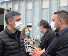 O Governo do Estado realizou nesta terça-feira (1º) a entrega de cinco ambulâncias de suporte básico para ampliação da cobertura do Serviço de Atendimento Móvel de Urgência (Samu) na 4ª Regional de Saúde de Irati, região Centro-Sul do Paraná. Os veículos somam R$ 850 mil em investimentos ? R$ 170 mil cada.  -=  Curitiba, 01/06/2021  -  Foto: Américo Antonio/SESA