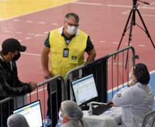 O Paraná iniciou nesta terça-feira (1º) a vacinação contra a Covid-19 em trabalhadores do transporte aéreo, em todo o Estado. O secretário de Estado da Saúde, Beto Preto, esteve presente no ginásio Ney Braga, em São José dos Pinhais, para acompanhar a imunização dos profissionais vinculados ao aeroporto internacional Afonso Pena. -  Curitiba, 01/06/2021  -  Foto: Américo Antonio/SESA