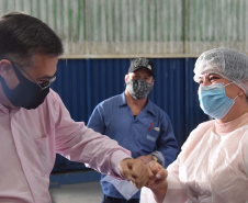 O Paraná iniciou nesta terça-feira (1º) a vacinação contra a Covid-19 em trabalhadores do transporte aéreo, em todo o Estado. O secretário de Estado da Saúde, Beto Preto, esteve presente no ginásio Ney Braga, em São José dos Pinhais, para acompanhar a imunização dos profissionais vinculados ao aeroporto internacional Afonso Pena.  -  Curitiba, 01/06/2021  -  Foto: Américo Antonio/SESA