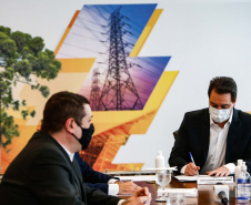 A Copel vai investir R$ 34,6 milhões em quatro projetos de Pesquisa e Desenvolvimento (P&D) na área de armazenamento de energia elétrica no Paraná. 
A ordem de serviço para o início das intervenções foi assinada nesta quarta-feira (02), no Palácio Iguaçu, pelo governador Carlos Massa Ratinho Junior, pelo diretor-presidente da Copel, Daniel Pimentel Slaviero e pelo diretor da Aneel, Sandoval de Araújo Feitosa Neto. Foto: Jonathan Campos/AEN