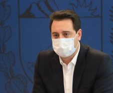 A Klabin, maior produtora e exportadora de papéis do País, doará ao Paraná mais de 95 mil medicamentos que compõem o kit intubação, utilizado para atendimento a pacientes com quadros graves de Covid-19. A doação foi anunciada nesta quarta-feira (2) em uma videoconferência realizada por diretores da empresa com o governador Carlos Massa Ratinho Junior. Foto: Jonathan Campos/AEN