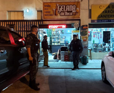 Um estabelecimento comercial foi fechado e 15 pessoas abordadas durante a operação da Ação Integrada de Fiscalização Urbana (AIFU) nesta quarta-feira (02/06), em Curitiba. Em uma das abordagens, no bairro Sítio Cercado, os policiais militares apreenderam 30 essências de narguilé. As ações de prevenção a aglomerações e demais infrações de medidas sanitárias seguem em andamento durante o feriado. -  curitiba, 03/06/2021  -  Foto: SESP/PR
