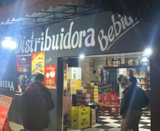 Um estabelecimento comercial foi fechado e 15 pessoas abordadas durante a operação da Ação Integrada de Fiscalização Urbana (AIFU) nesta quarta-feira (02/06), em Curitiba. Em uma das abordagens, no bairro Sítio Cercado, os policiais militares apreenderam 30 essências de narguilé. As ações de prevenção a aglomerações e demais infrações de medidas sanitárias seguem em andamento durante o feriado. -  curitiba, 03/06/2021  -  Foto: SESP/PR