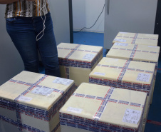 Mais uma leva de vacina Cominarty, produzida pela Pfizer/BioNTech, chegou ao Paraná nesta quinta-feira (3). O lote de 37.440 doses foi recebido às 13h20 no Aeroporto Internacional Afonso Pena, em São José dos Pinhais, na Região Metropolitana de Curitiba, e seguiu para conferência no Centro de Medicamentos do Paraná (Cemepar), onde chegou às 13h50.  -  Curitiba, 03/06/2021  -  Foto: Américo Antonio/SESA