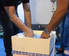 Mais uma leva de vacina Cominarty, produzida pela Pfizer/BioNTech, chegou ao Paraná nesta quinta-feira (3). O lote de 37.440 doses foi recebido às 13h20 no Aeroporto Internacional Afonso Pena, em São José dos Pinhais, na Região Metropolitana de Curitiba, e seguiu para conferência no Centro de Medicamentos do Paraná (Cemepar), onde chegou às 13h50.  -  Curitiba, 03/06/2021  -  Foto: Américo Antonio/SESA