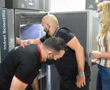 Mais uma leva de vacina Cominarty, produzida pela Pfizer/BioNTech, chegou ao Paraná nesta quinta-feira (3). O lote de 37.440 doses foi recebido às 13h20 no Aeroporto Internacional Afonso Pena, em São José dos Pinhais, na Região Metropolitana de Curitiba, e seguiu para conferência no Centro de Medicamentos do Paraná (Cemepar), onde chegou às 13h50.  -  Curitiba, 03/06/2021  -  Foto: Américo Antonio/SESA