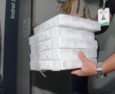 Mais uma leva de vacina Cominarty, produzida pela Pfizer/BioNTech, chegou ao Paraná nesta quinta-feira (3). O lote de 37.440 doses foi recebido às 13h20 no Aeroporto Internacional Afonso Pena, em São José dos Pinhais, na Região Metropolitana de Curitiba, e seguiu para conferência no Centro de Medicamentos do Paraná (Cemepar), onde chegou às 13h50.  -  Curitiba, 03/06/2021  -  Foto: Américo Antonio/SESA