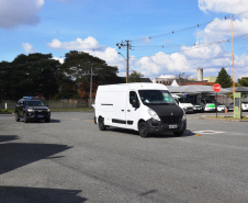Mais uma leva de vacina Cominarty, produzida pela Pfizer/BioNTech, chegou ao Paraná nesta quinta-feira (3). O lote de 37.440 doses foi recebido às 13h20 no Aeroporto Internacional Afonso Pena, em São José dos Pinhais, na Região Metropolitana de Curitiba, e seguiu para conferência no Centro de Medicamentos do Paraná (Cemepar), onde chegou às 13h50.  -  Curitiba, 03/06/2021  -  Foto: Américo Antonio/SESA