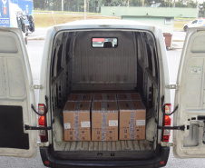 Mais uma leva de vacina Cominarty, produzida pela Pfizer/BioNTech, chegou ao Paraná nesta quinta-feira (3). O lote de 37.440 doses foi recebido às 13h20 no Aeroporto Internacional Afonso Pena, em São José dos Pinhais, na Região Metropolitana de Curitiba, e seguiu para conferência no Centro de Medicamentos do Paraná (Cemepar), onde chegou às 13h50.  -  Curitiba, 03/06/2021  -  Foto: Américo Antonio/SESA