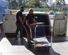 Mais uma leva de vacina Cominarty, produzida pela Pfizer/BioNTech, chegou ao Paraná nesta quinta-feira (3). O lote de 37.440 doses foi recebido às 13h20 no Aeroporto Internacional Afonso Pena, em São José dos Pinhais, na Região Metropolitana de Curitiba, e seguiu para conferência no Centro de Medicamentos do Paraná (Cemepar), onde chegou às 13h50.  -  Curitiba, 03/06/2021  -  Foto: Américo Antonio/SESA
