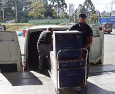 Mais uma leva de vacina Cominarty, produzida pela Pfizer/BioNTech, chegou ao Paraná nesta quinta-feira (3). O lote de 37.440 doses foi recebido às 13h20 no Aeroporto Internacional Afonso Pena, em São José dos Pinhais, na Região Metropolitana de Curitiba, e seguiu para conferência no Centro de Medicamentos do Paraná (Cemepar), onde chegou às 13h50.  -  Curitiba, 03/06/2021  -  Foto: Américo Antonio/SESA