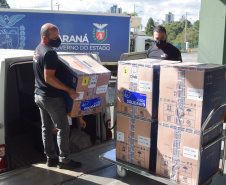 Mais uma leva de vacina Cominarty, produzida pela Pfizer/BioNTech, chegou ao Paraná nesta quinta-feira (3). O lote de 37.440 doses foi recebido às 13h20 no Aeroporto Internacional Afonso Pena, em São José dos Pinhais, na Região Metropolitana de Curitiba, e seguiu para conferência no Centro de Medicamentos do Paraná (Cemepar), onde chegou às 13h50.  -  Curitiba, 03/06/2021  -  Foto: Américo Antonio/SESA