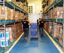 Mais uma leva de vacina Cominarty, produzida pela Pfizer/BioNTech, chegou ao Paraná nesta quinta-feira (3). O lote de 37.440 doses foi recebido às 13h20 no Aeroporto Internacional Afonso Pena, em São José dos Pinhais, na Região Metropolitana de Curitiba, e seguiu para conferência no Centro de Medicamentos do Paraná (Cemepar), onde chegou às 13h50.  -  Curitiba, 03/06/2021  -  Foto: Américo Antonio/SESA