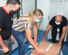 Mais uma leva de vacina Cominarty, produzida pela Pfizer/BioNTech, chegou ao Paraná nesta quinta-feira (3). O lote de 37.440 doses foi recebido às 13h20 no Aeroporto Internacional Afonso Pena, em São José dos Pinhais, na Região Metropolitana de Curitiba, e seguiu para conferência no Centro de Medicamentos do Paraná (Cemepar), onde chegou às 13h50.  -  Curitiba, 03/06/2021  -  Foto: Américo Antonio/SESA