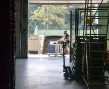 Mais uma leva de vacina Cominarty, produzida pela Pfizer/BioNTech, chegou ao Paraná nesta quinta-feira (3). O lote de 37.440 doses foi recebido às 13h20 no Aeroporto Internacional Afonso Pena, em São José dos Pinhais, na Região Metropolitana de Curitiba, e seguiu para conferência no Centro de Medicamentos do Paraná (Cemepar), onde chegou às 13h50.  -  Curitiba, 03/06/2021  -  Foto: Américo Antonio/SESA