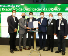 O secretário da Infraestrutura e Logística do Paraná, Sandro Alex, recebeu nesta quarta-feira (02) no Centro Executivo da Itaipu Binacional em Foz do Iguaçu, o projeto executivo para a duplicação da BR-469.  -  Foz do Iguaçu, 03/06/2021  -  Foto: Rodrigo Félix Leal/INFRAESTRUTURA