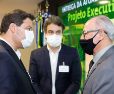 O secretário da Infraestrutura e Logística do Paraná, Sandro Alex, recebeu nesta quarta-feira (02) no Centro Executivo da Itaipu Binacional em Foz do Iguaçu, o projeto executivo para a duplicação da BR-469.  -  Foz do Iguaçu, 03/06/2021  -  Foto: Rodrigo Félix Leal/INFRAESTRUTURA