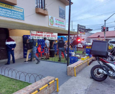 Com fiscalizações mais intensas, promovidas pelas polícias Militar e Civil, 20 pontos comerciais foram interditados e 714 pessoas encaminhadas por infringir medidas sanitárias de prevenção ao coronavírus no Paraná no feriado de Corpus Christi. O balanço da Secretaria da Segurança Pública registra dados de quinta-feira (03) a domingo (06).  -  Curitiba, 07/06/2021  -  Foto: SESP/PR