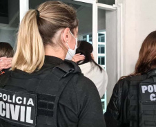 Com fiscalizações mais intensas, promovidas pelas polícias Militar e Civil, 20 pontos comerciais foram interditados e 714 pessoas encaminhadas por infringir medidas sanitárias de prevenção ao coronavírus no Paraná no feriado de Corpus Christi. O balanço da Secretaria da Segurança Pública registra dados de quinta-feira (03) a domingo (06).  -  Curitiba, 07/06/2021  -  Foto: SESP/PR